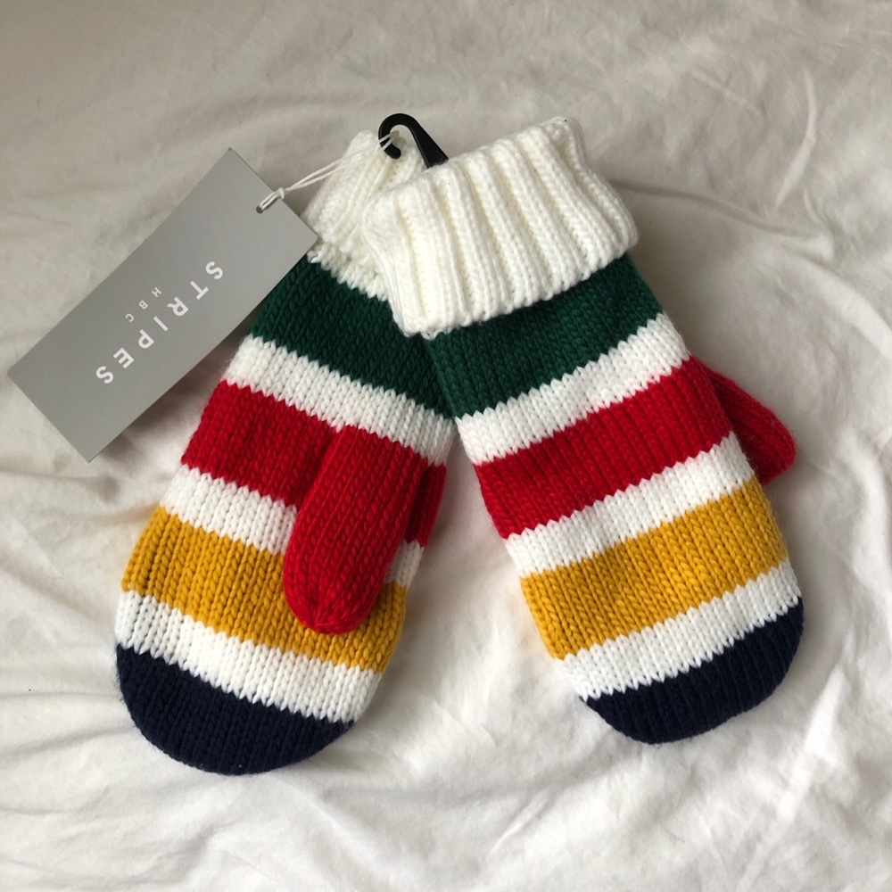 BNWT HBC ribbed knit mittens